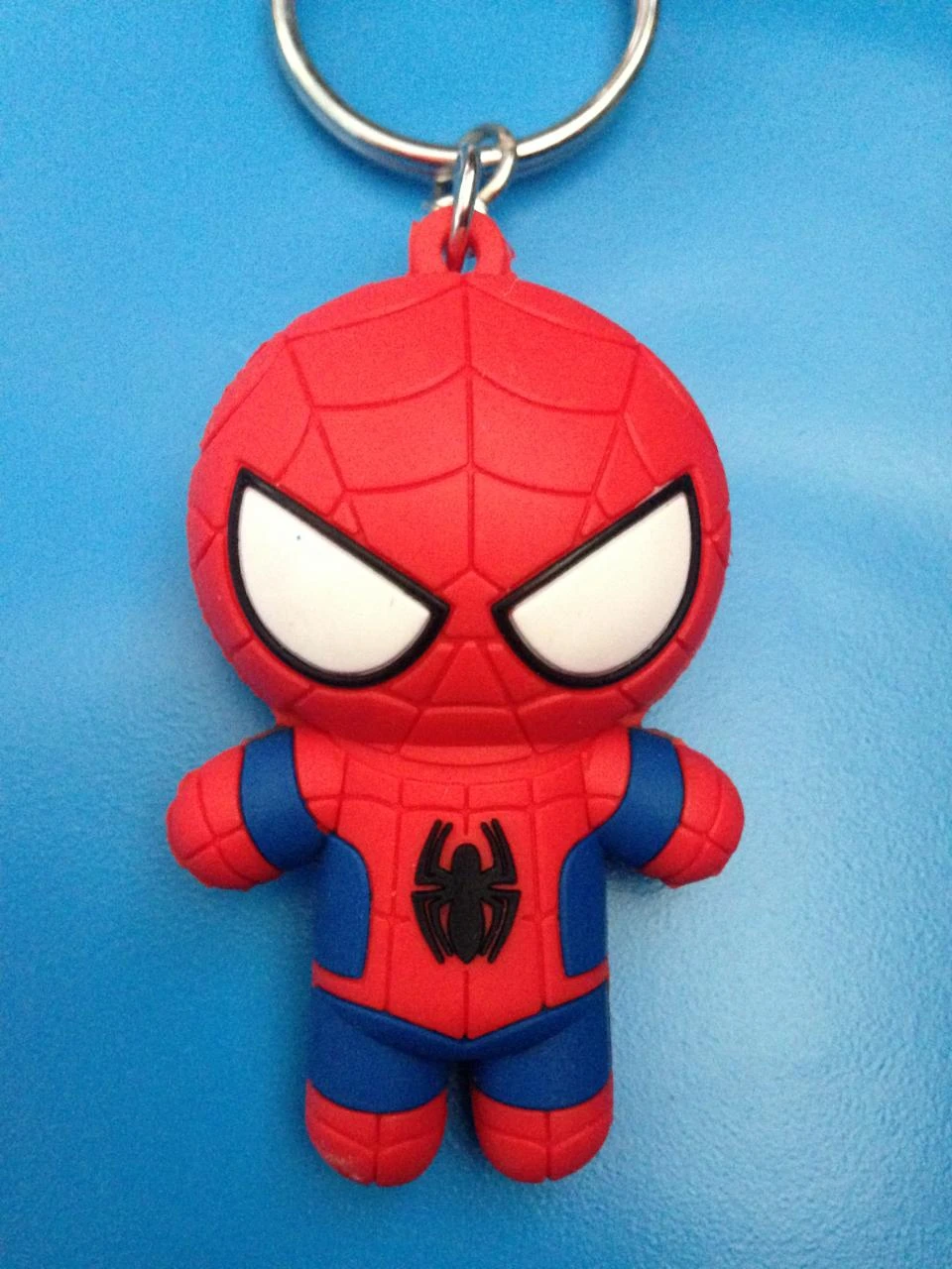 Porte clés disney disneyland paris : Spiderman Avengers Marvel en relief 3D